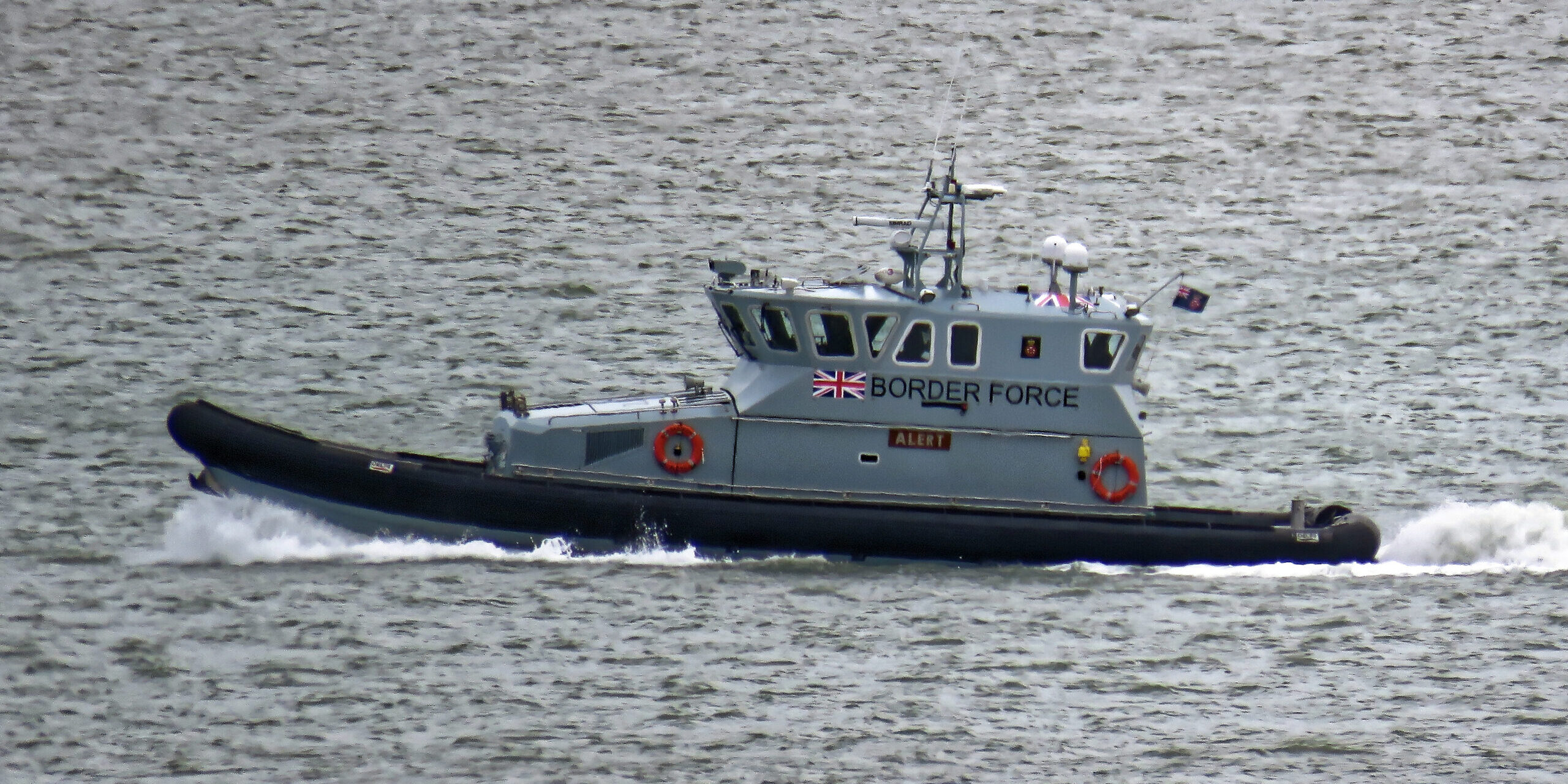 UK Boat Migrant Crossings Hit Daily High, 2025 Total Passes 40,000.